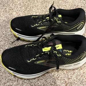 Brooks ghost.  Worn once.